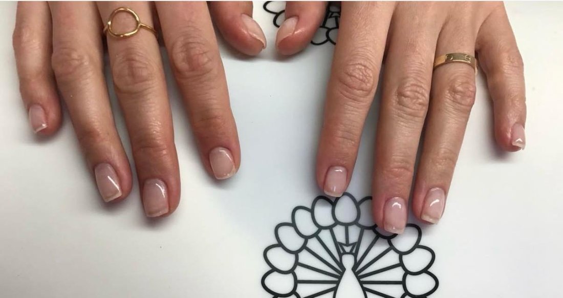 Rotes Nageldesign mit Glitzer und Streifen – alessandro International – NT Nagelneu Dreieich